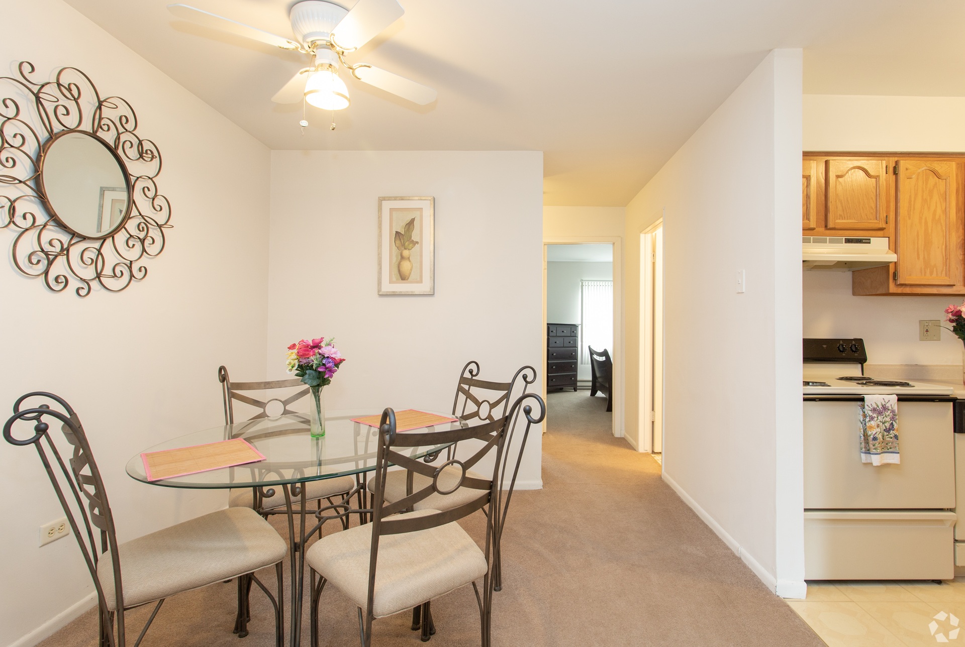 Dynasty Pointe Apartments dining area in Woodridge, Illinois