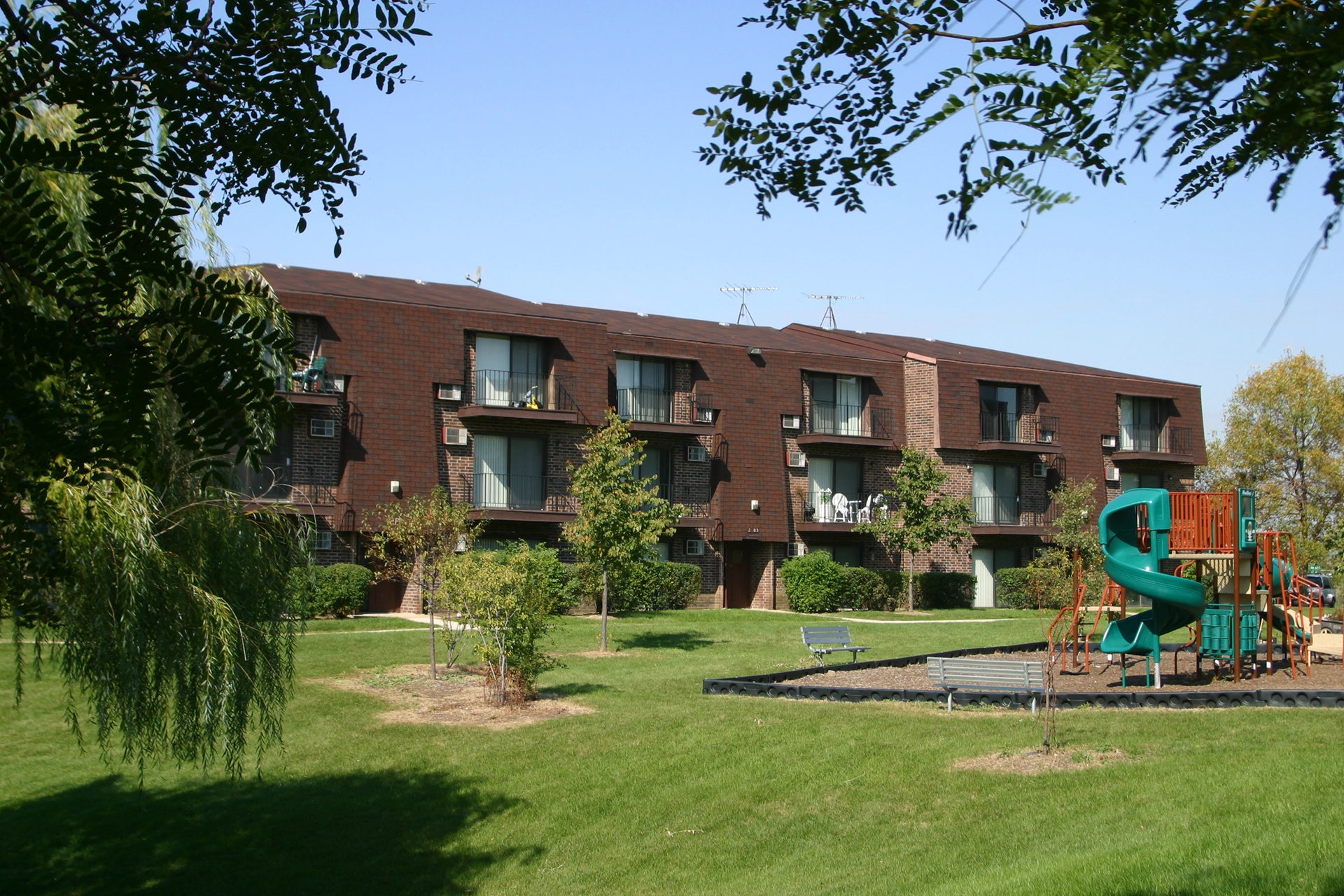 Dynasty Pointe Apartments exterior in Woodridge, Illinois