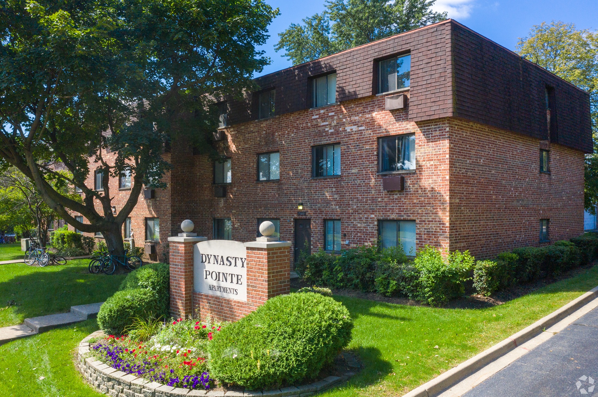 Dynasty Pointe Apartments exterior in Woodridge, Illinois