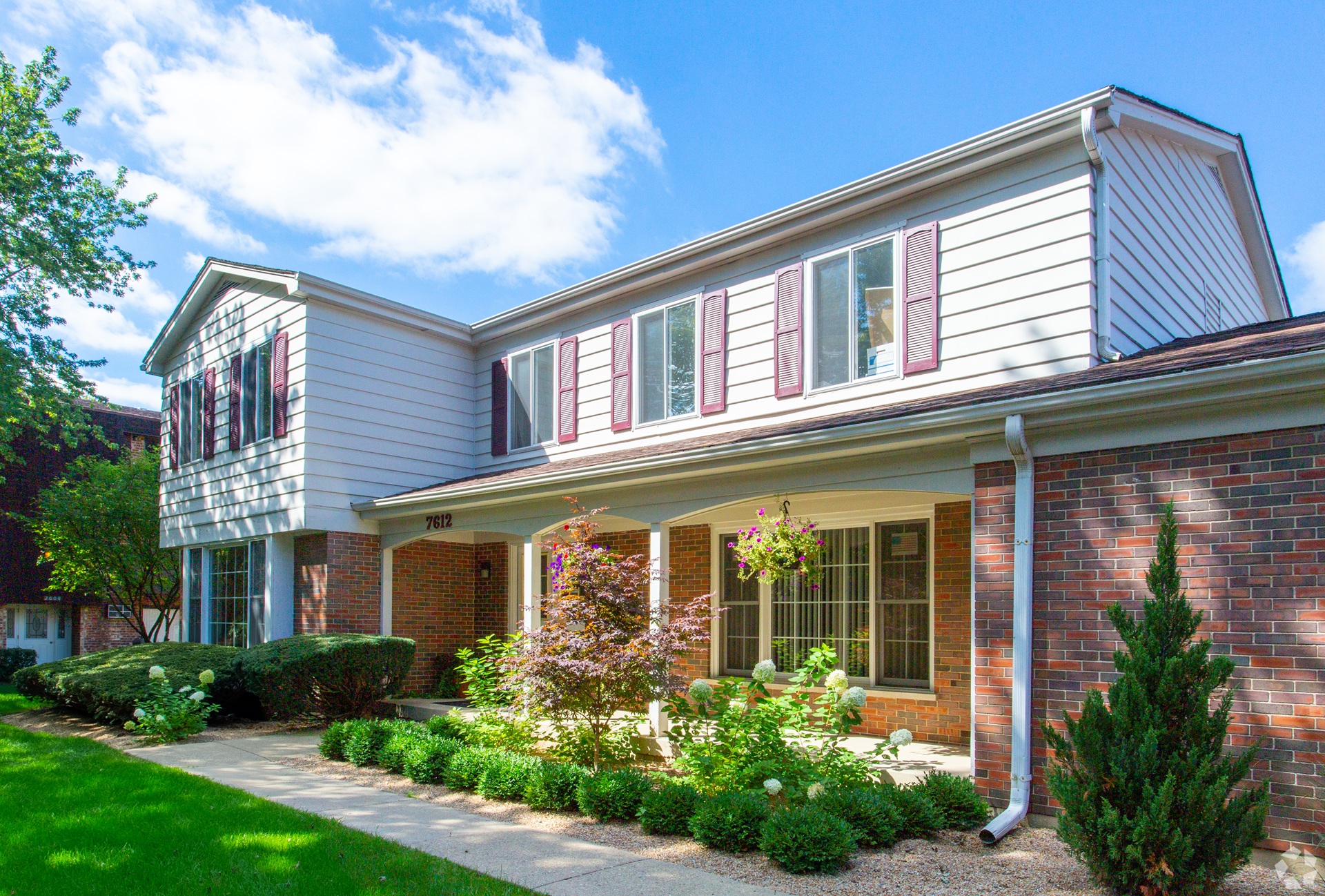 Dynasty Pointe Apartments exterior in Woodridge, Illinois