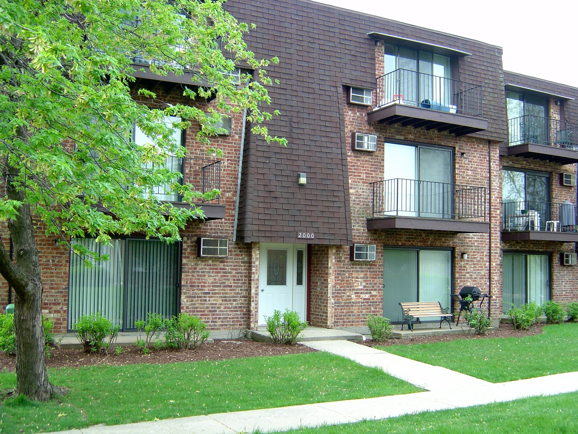 Dynasty Pointe Apartments exterior in Woodridge, Illinois