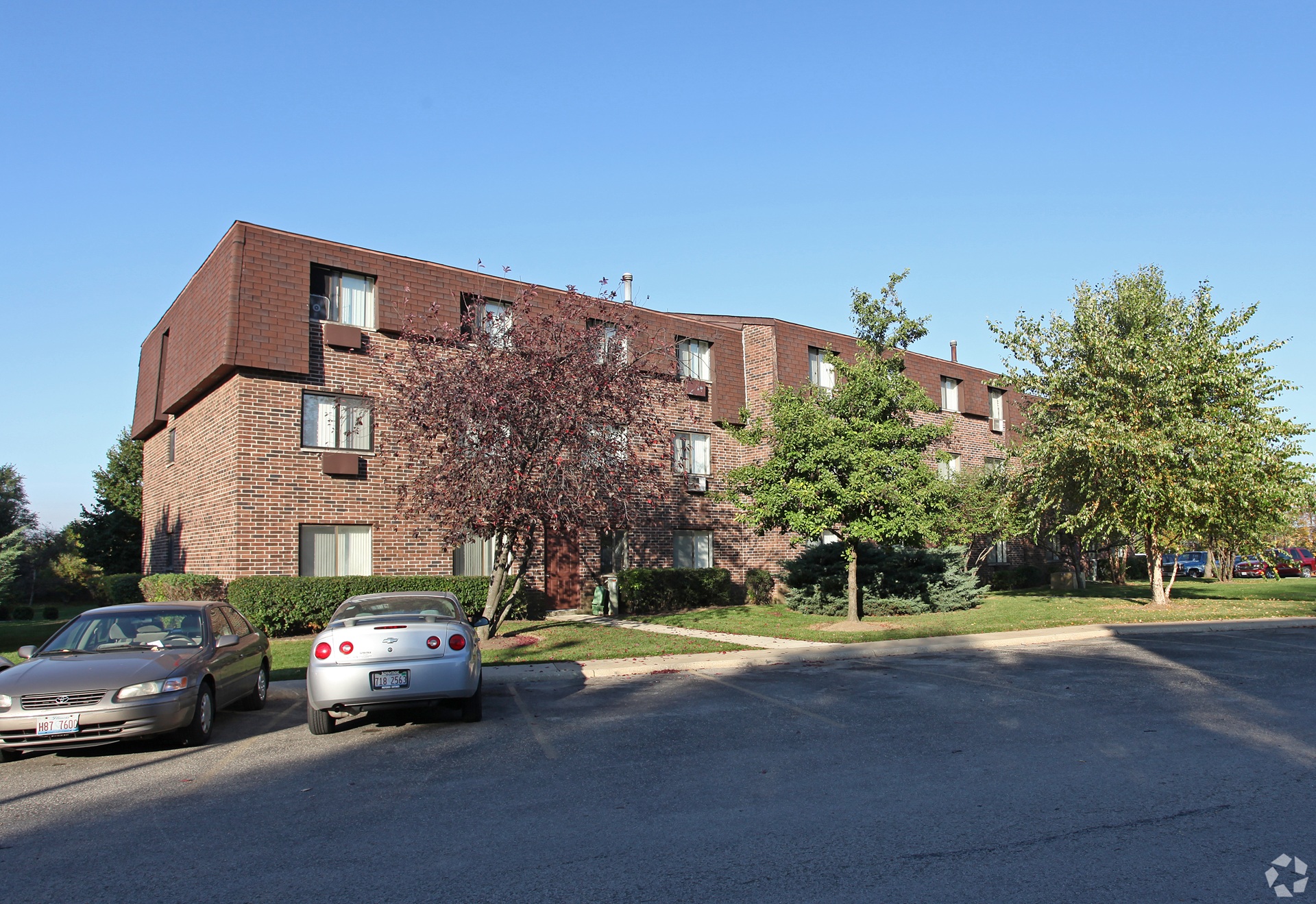 Dynasty Pointe Apartments exterior in Woodridge, Illinois