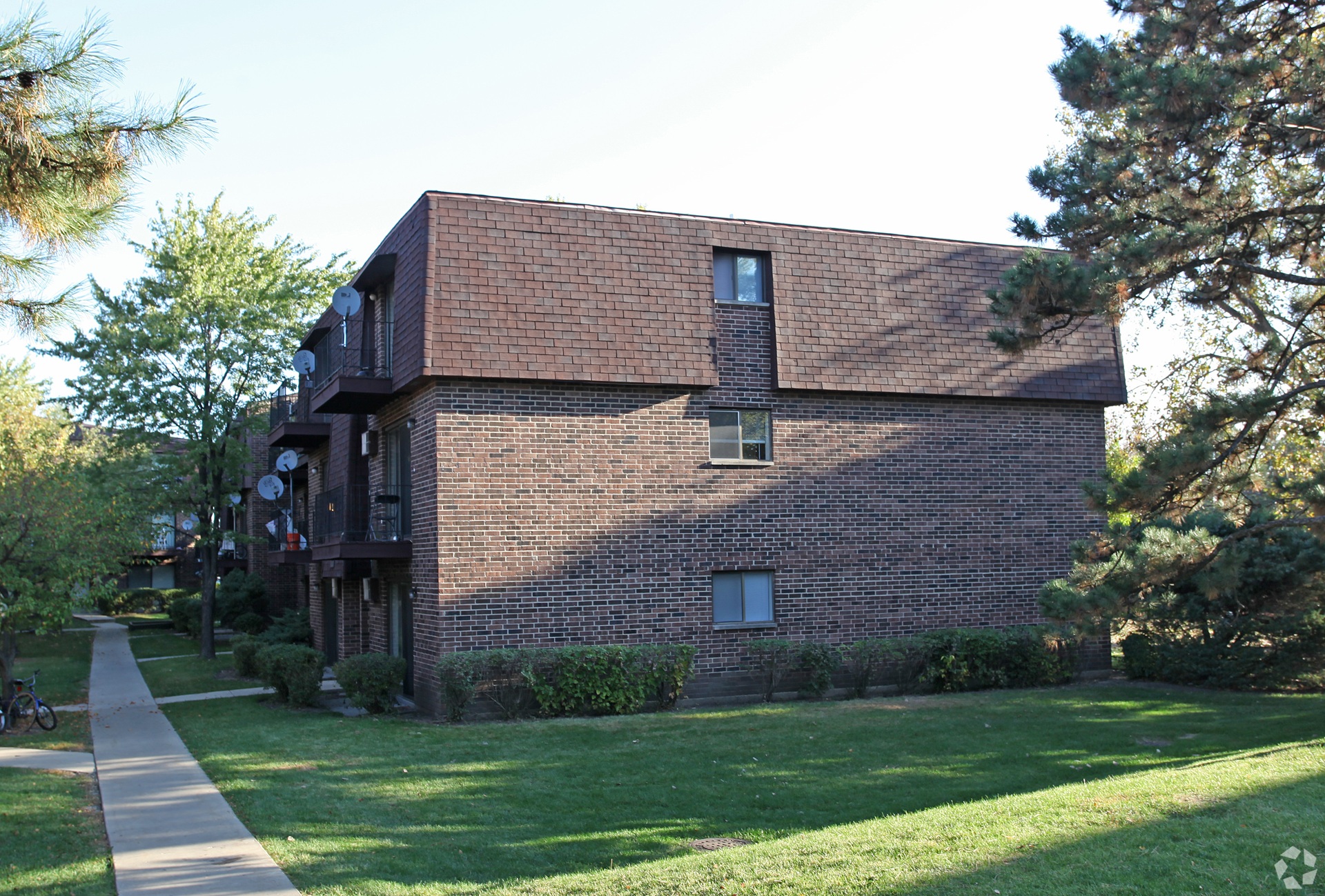 Dynasty Pointe Apartments exterior in Woodridge, Illinois
