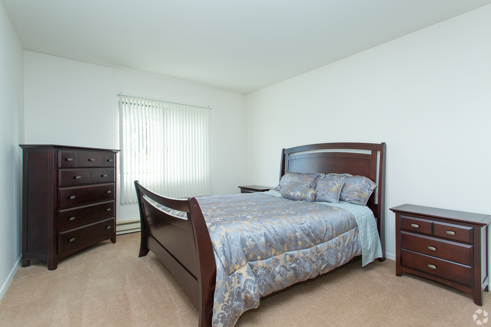 Dynasty Pointe Apartments master bedroom in Woodridge, Illinois