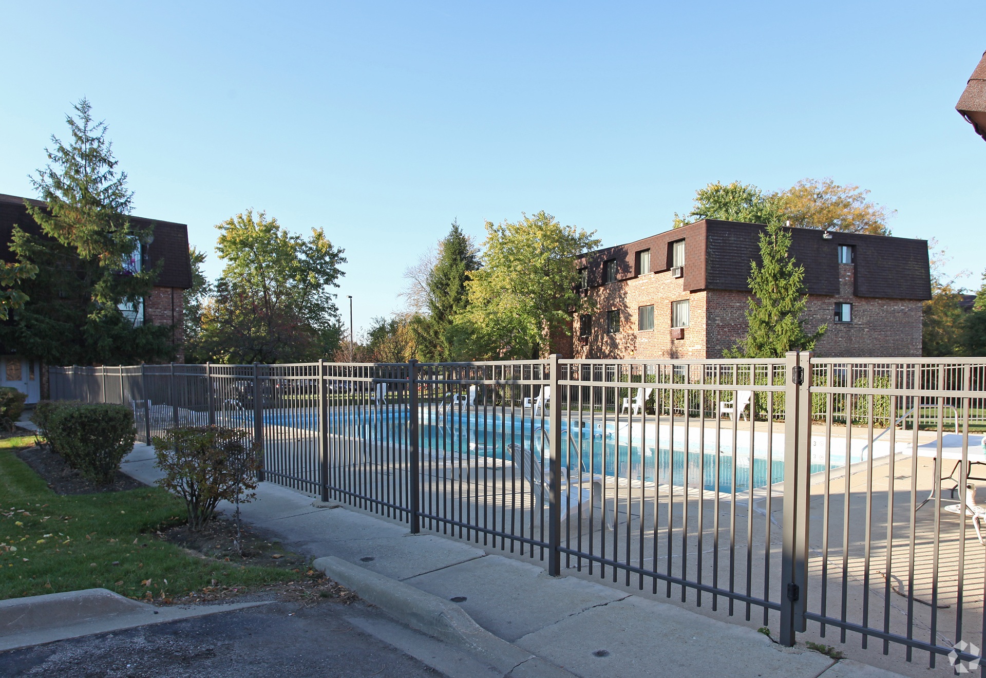 Dynasty Pointe Apartments swimming pool in Woodridge, Illinois